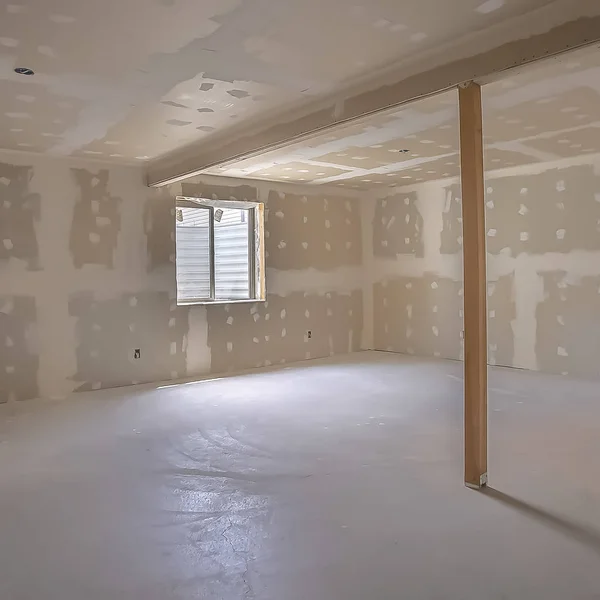 Intérieur de la pièce carrée en construction avec plafond mural inachevé et plancher — Photo