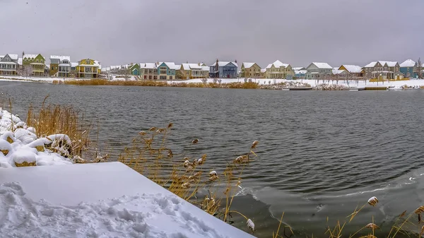 Panorama Lago plateado con un pabellón construido en la orilla cubierto de nieve en invierno — Foto de Stock
