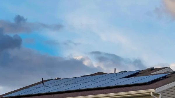 Panorama Paneles solares instalados en el techo de una casa con revestimiento de pared horizontal blanco — Foto de Stock