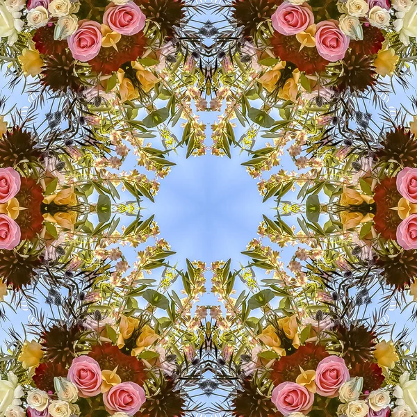 Kwadrat zajęty kwiatowy projekt w okrągłym wzorem z róż i innych kwiatów — Zdjęcie stockowe
