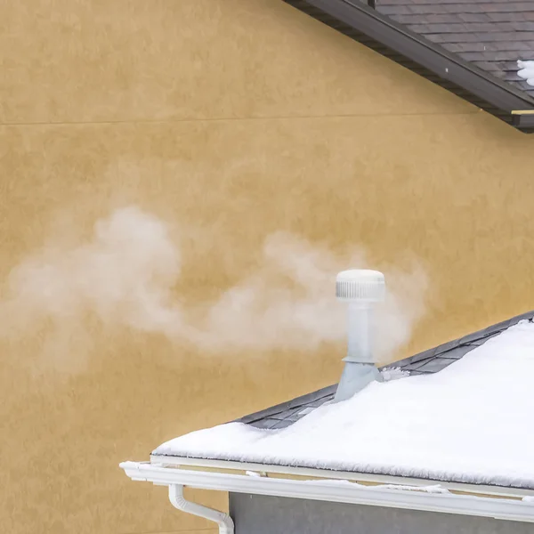 Kışın taze beyaz karla kaplı bir evin çatısının yakından görünümü — Stok fotoğraf