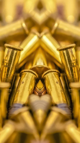 Pilha vertical de balas em um eixo de simetria — Fotografia de Stock