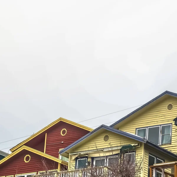 Casas quadradas com varandas de alpendres e escadas ao ar livre sob céu cinza nublado no inverno — Fotografia de Stock