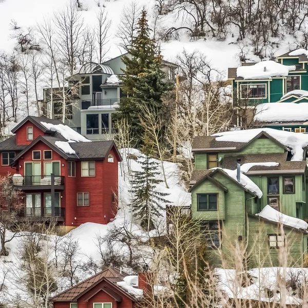 Plaza Paisaje escénico de invierno con casas coloridas construidas en la ladera nevada de la montaña — Foto de Stock