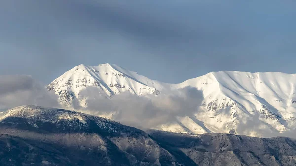 Panoramatický rám krásný výhled na horu s vrcholem pokrytou sluncem ozářeného bílého sněhu — Stock fotografie