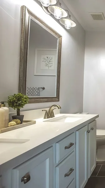 Вертикальный санузел с ванной перед тобой тщеславие и зеркало — стоковое фото