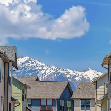 çerçeve Yol güneşli bir günde bulutlu mavi gökyüzü altında çok katlı evler arasında