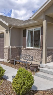 Garaj kapısı ve ön kapıya giden driveway ve merdivenler ile Dikey çerçeve Ev cephe