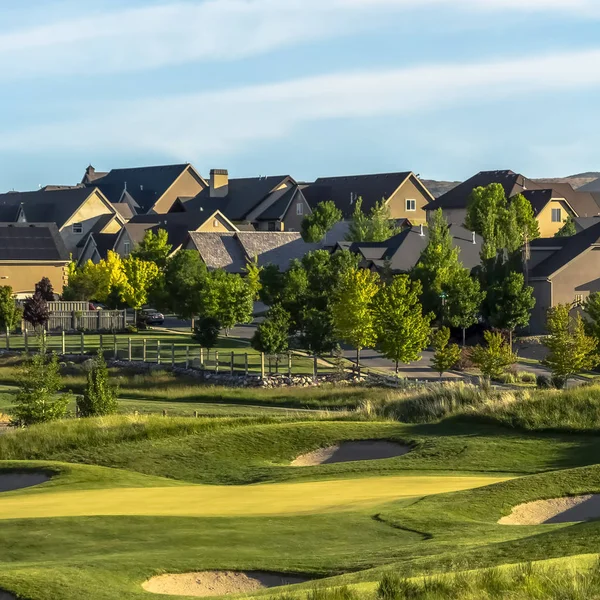 Quadrat Rahmen malerische Nachbarschaft mit Golfplatz schöne Häuser und reichlich Bäume — Stockfoto