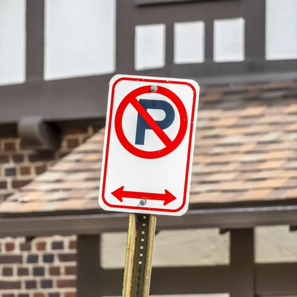 Square frame Close up view of a No Parking sign against a building on a sunny day — Stock Photo, Image