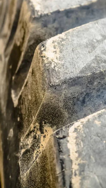 Vertikal närbild av smutsiga svarta gummi däck av en tung konstruktion fordon — Stockfoto