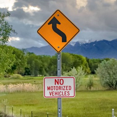 Kare çerçeve sarma yol önde ve hiçbir Motorlu Araçlar doğa arka plan karşı işareti