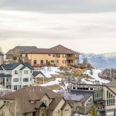 Kare çerçeve Karlı bir tepe üzerine inşa edilmiş lüks çok katlı evler ile Kış manzara