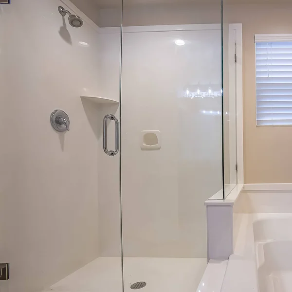 Square frame Glass walled shower stall and shiny bathtub inside the bathroom of a home — Stock Photo, Image