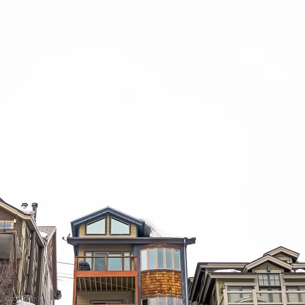 Quadratische Rahmen Außenansicht von Häusern mit Balkonen und auf einem Hügel gegen bewölkten Himmel gebaut — Stockfoto