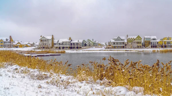 Panorama Lago plateado con hierbas amarillas en la costa cubierta de nieve en temporada de invierno — Foto de Stock