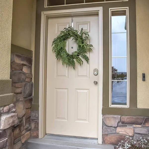 Beyaz ahşap ön kapı yan Lambası ve transom pencereile bir evin Kare Girişi