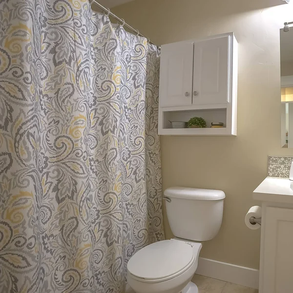 Квадратная рама Туалет тщеславие зеркало и шкаф внутри ванной комнаты с бежевой стеной и плиткой пола — стоковое фото
