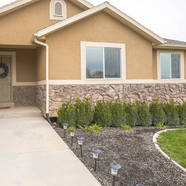 Kare çerçeve Pathway bollard ışıkları ile kaplı ve çelenk ile ön kapıya giden