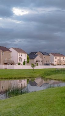 Balkon lu ve metrelik evlerin önünde köprülü dikey çerçeve Park yolu ve gölet