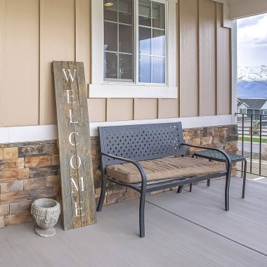 Veranda ve cam paned ahşap ön kapı ile Kare çerçeve Ev dış