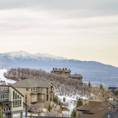 Karlı bir tepe üzerine inşa edilmiş lüks çok katlı evler ile Square Kış manzara