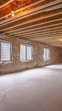 Dikey çerçeve Plastik kaplı duvara monte pencereleri ile yapım aşamasında yeni ev