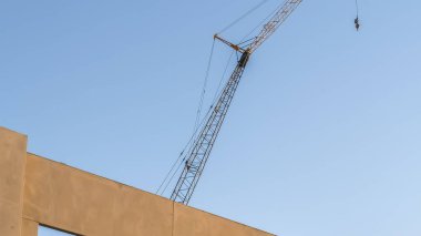 Metal vinç ve mavi gökyüzü arka plan ile yapım aşamasında Panorama çerçeve Bina