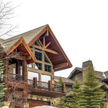 Kare Dış bulutlu bir kış gününde taze kar ortasında güzel bir ahşap evin