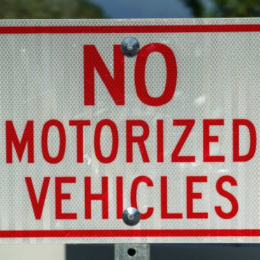Kare çerçeve Motorlu Araçlar Yok yazan beyaz ve kırmızı bir tabelanın görünümünü kapatma