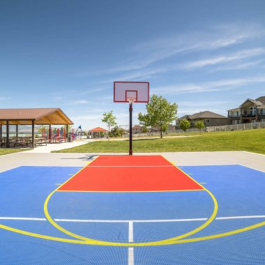Piknik pavyonu ve çocuk oyun alanı ile bir parkta Square Outdoor basketbol sahası