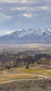 Dikey çerçeve Büyük vadide inşa edilen evlerin üzerinde yükselen karlı dağ çarpıcı