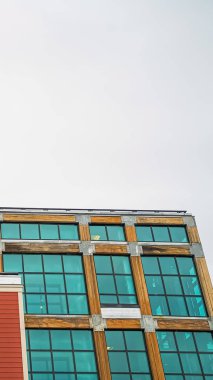 Mavi yeşil cam duvar ve kırmızı yatay siding ile Dikey çerçeve Bina dış