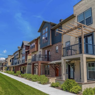 Güneşli bir günde mavi gökyüzü altında verandalar ve küçük balkonlar ile evlerin Kare çerçeve Satır