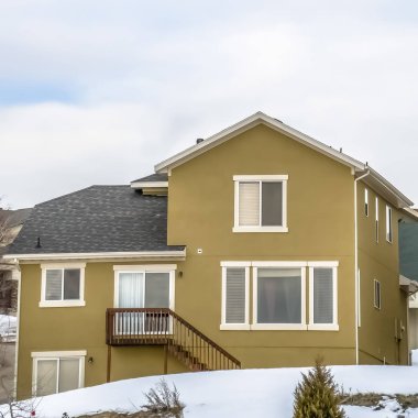 Overcast gökyüzü ile küçük balkona giden merdivenler ile Square Home cephe