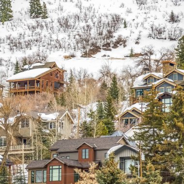 Kare çerçeve Kışın taze kar ile kaplı bir dağ üzerine inşa edilmiş çok katlı konutlar