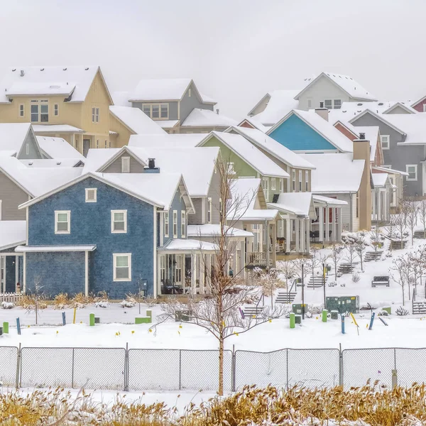 Площа житлової площі з барвистими будинку проти хмарного неба взимку — стокове фото