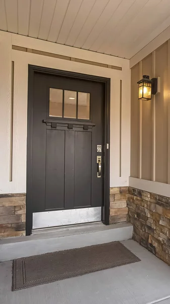 Verticale ingang van een huis met veranda en glazen lambrisering houten voordeur — Stockfoto