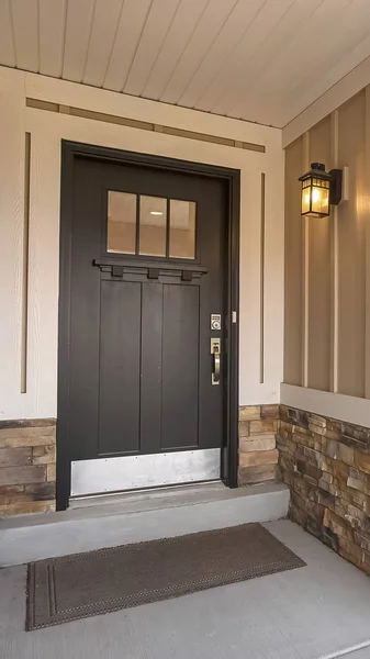 Entrada vertical de una casa con porche y puerta de madera acristalada — Foto de Stock