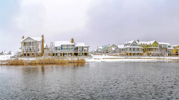 Panorama Cubierta de nieve sobre un lago ondulado visto en un día nublado de invierno — Foto de Stock