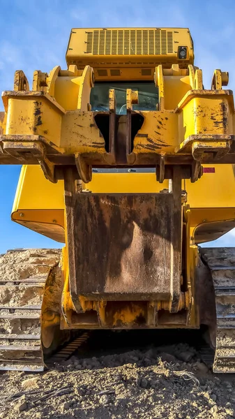 Veicolo da costruzione verticale Heavy duty con sbucciatura vernice gialla e binari metallici sporchi — Foto Stock