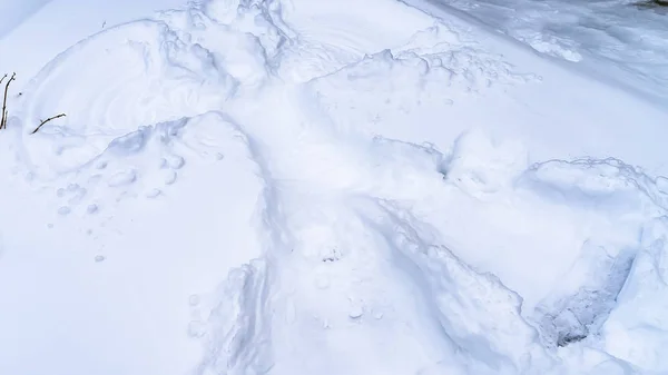 Рамка Закрыть вид снежного ангела, созданного на земле, покрытой снегом зимой — стоковое фото