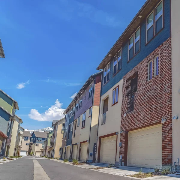 güneşli bir günde mavi gökyüzü altında çok katlı evlerin ortasında çerçeve Yol