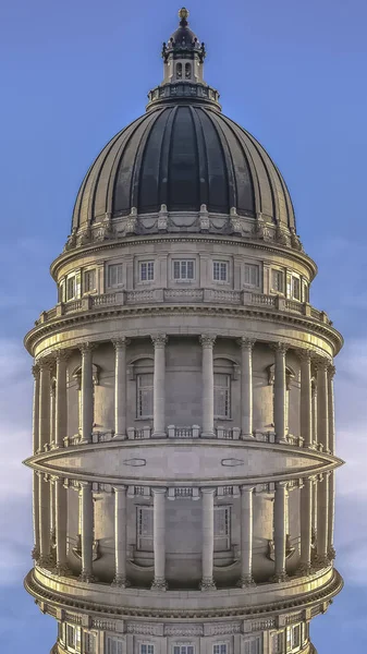 Vertical frame Dual mirrored dome of the Utah State Capital — Stock Photo, Image