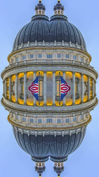 Dikey çerçeve Büyük bina kubbesinin dört yansıması — Stok fotoğraf