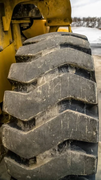垂直框架 黑色橡胶轮与建筑车辆对角胎的特写 — 图库照片
