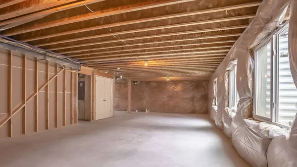 Панорама рама новий інтер'єр будинку в стадії розробки з дерева видимі — стокове фото