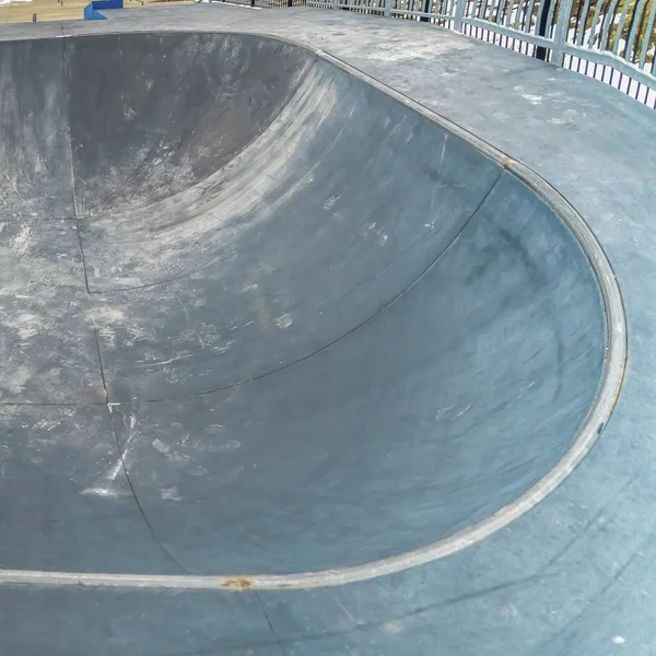 Quadratischer Skatepark mit direkter Sicht auf die schüsselförmige Skaterrampe — Stockfoto