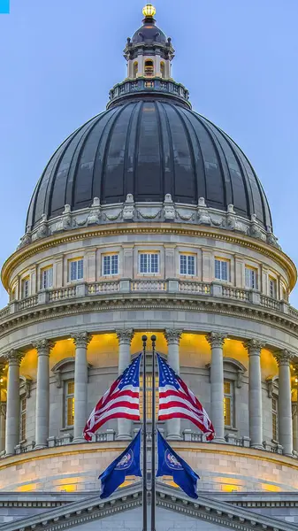 Függőleges The Utah főváros épület fényvisszaverő zászló — Stock Fotó