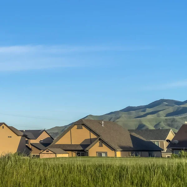 Fyrkantig vacker utsikt över grannskapet i dalen med berg och blå himmel bakgrund — Stockfoto